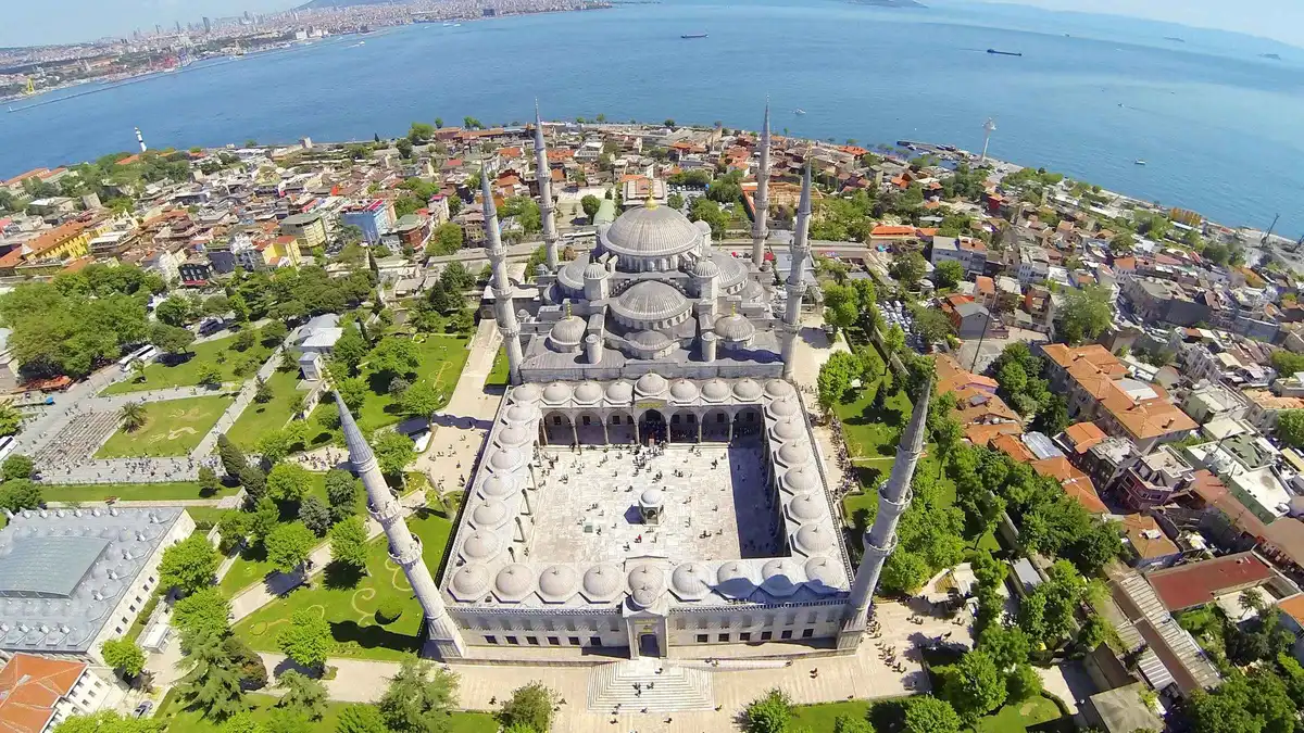 Walking group crossing the Hippodrome square in Sultanahmet, Istanbul, Türkiye